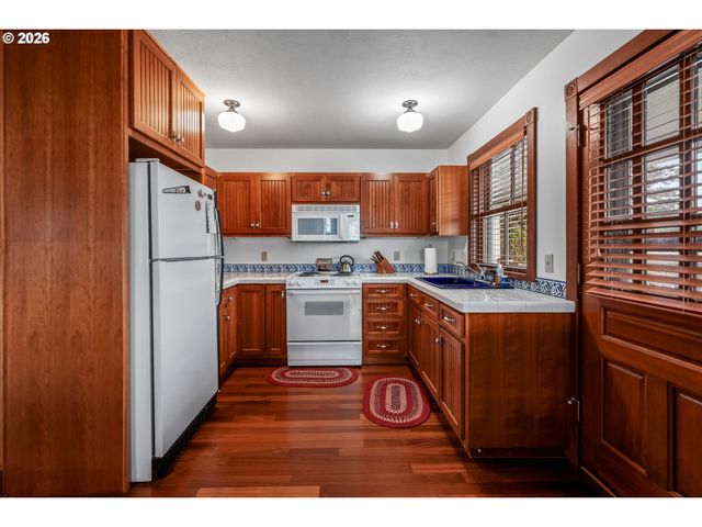 930 Nw HIGHLAND Dr, Waldport, OR 97394