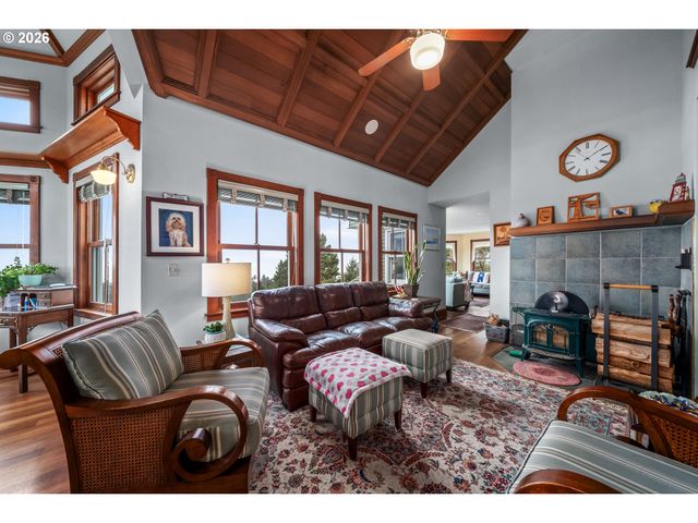 930 Nw HIGHLAND Dr, Waldport, OR 97394