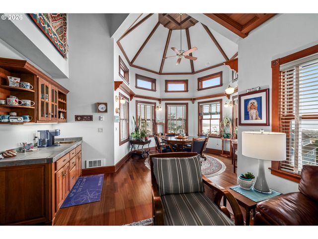 930 Nw HIGHLAND Dr, Waldport, OR 97394