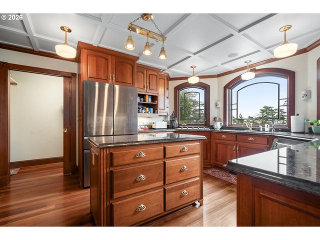 930 Nw HIGHLAND Dr, Waldport, OR 97394