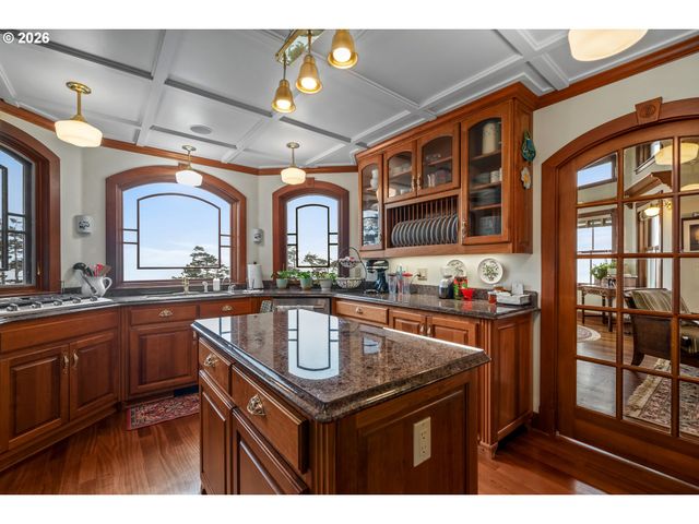 930 Nw HIGHLAND Dr, Waldport, OR 97394