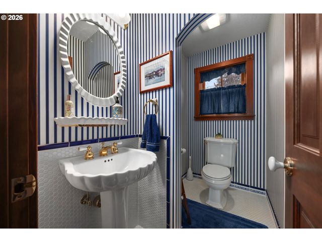 930 Nw HIGHLAND Dr, Waldport, OR 97394