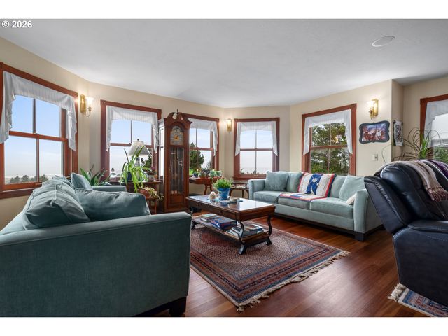 930 Nw HIGHLAND Dr, Waldport, OR 97394