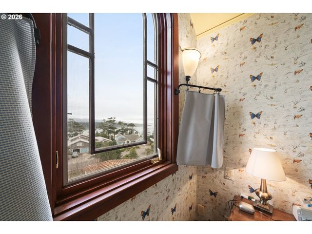 930 Nw HIGHLAND Dr, Waldport, OR 97394