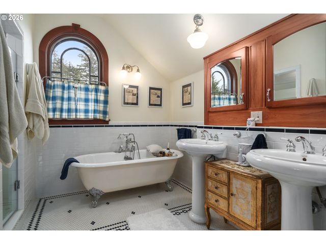 930 Nw HIGHLAND Dr, Waldport, OR 97394