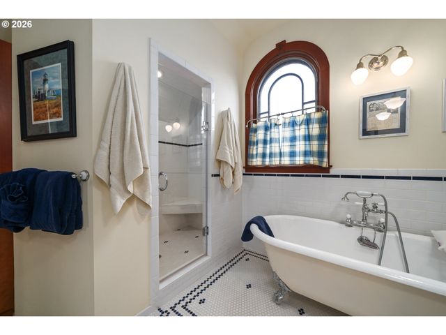 930 Nw HIGHLAND Dr, Waldport, OR 97394