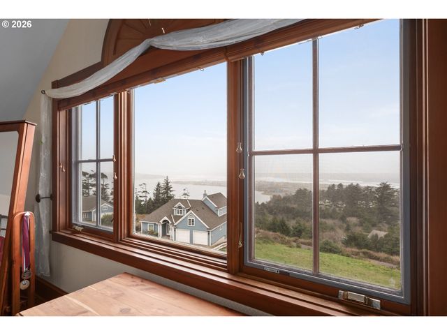 930 Nw HIGHLAND Dr, Waldport, OR 97394