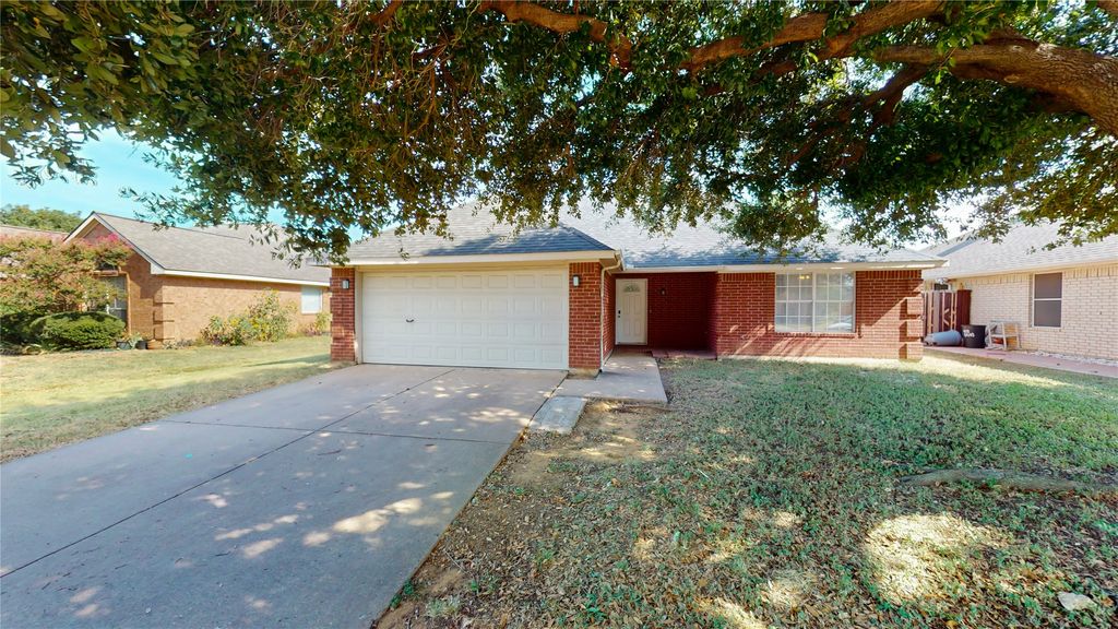 1402 Calais Court, Euless, TX 76040 — exterior