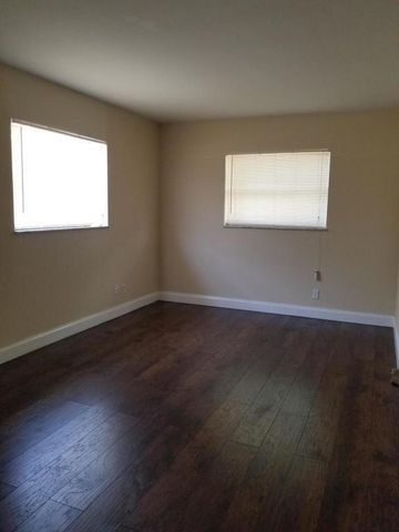 190 NE 40th Street 190-196, Oakland Park, FL 33334