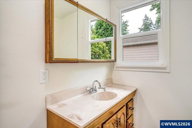 420 E Santiam St, Stayton, OR 97383