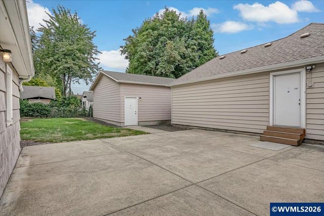 420 E Santiam St, Stayton, OR 97383