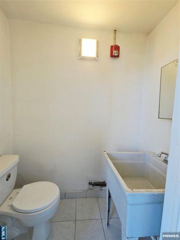 2 E Columbia, Palisades Park, NJ 07650