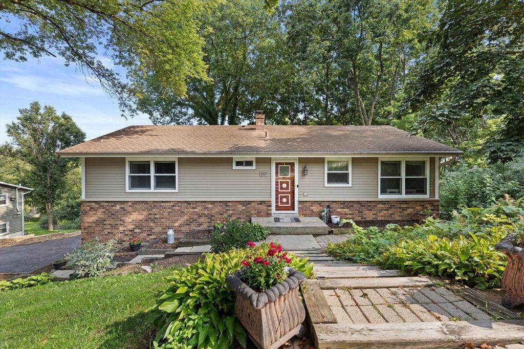2117 Harris-Highland DRIVE, Waukesha, WI 53188