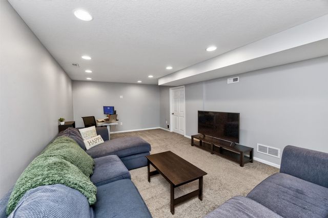 860 SE Harper Drive, Waukee, IA 50263