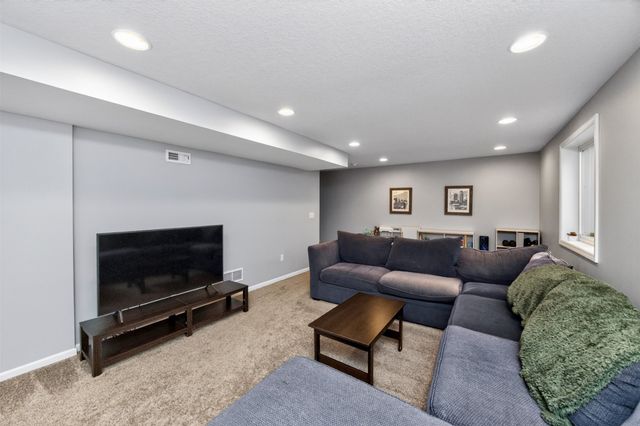 860 SE Harper Drive, Waukee, IA 50263