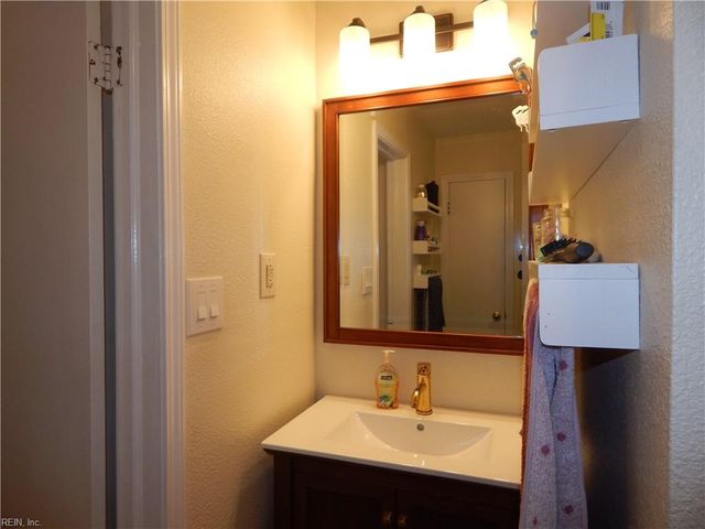 1024 Vanderploeg DR, Chesapeake, VA 23323
