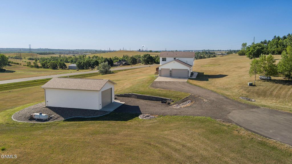 3745 Hidatsa Place N, Mandan, ND 58554 photo 2