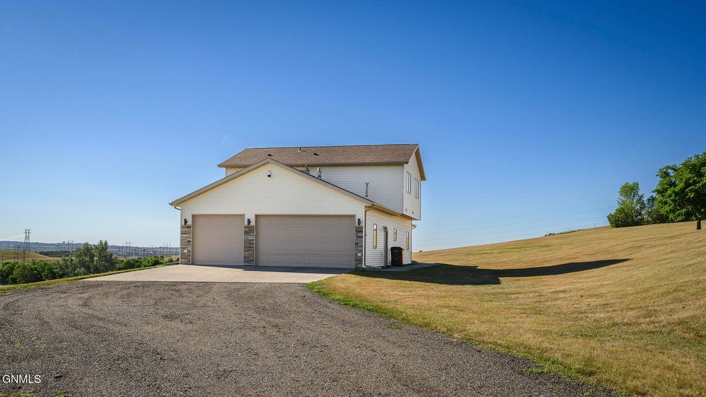 3745 Hidatsa Place N, Mandan, ND 58554 photo 4