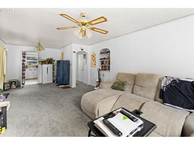 1202 21st Avenue, Longview, WA 98632