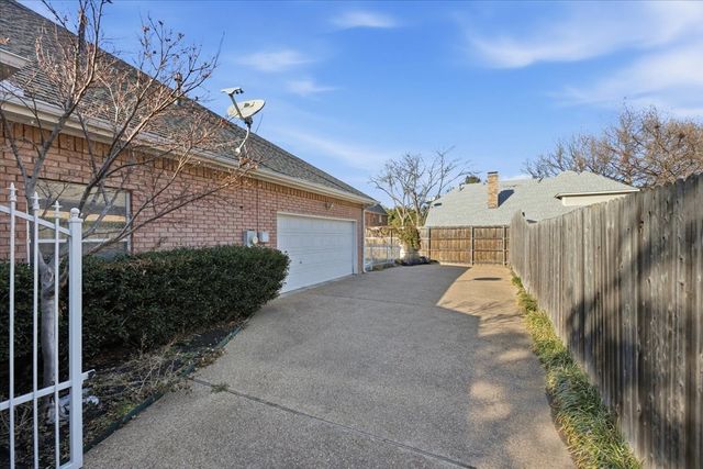 6724 Castle Creek Drive, Fort Worth, TX 76132