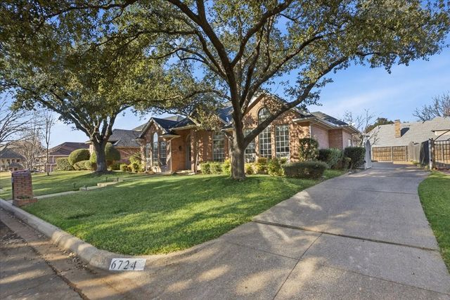 6724 Castle Creek Drive, Fort Worth, TX 76132