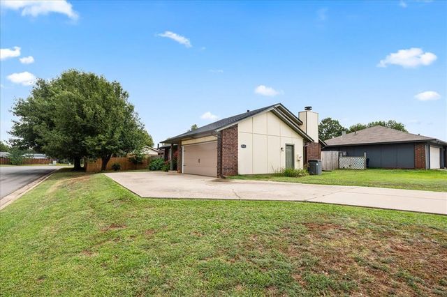12337 Rockgate Drive, Yukon, OK 73099