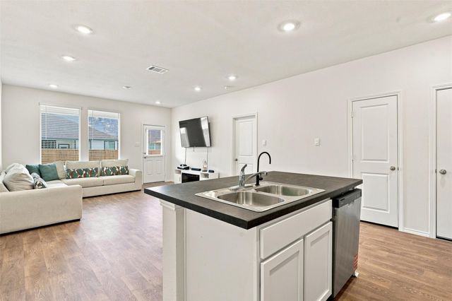 130-B Harrison XING, Uhland, TX 78640