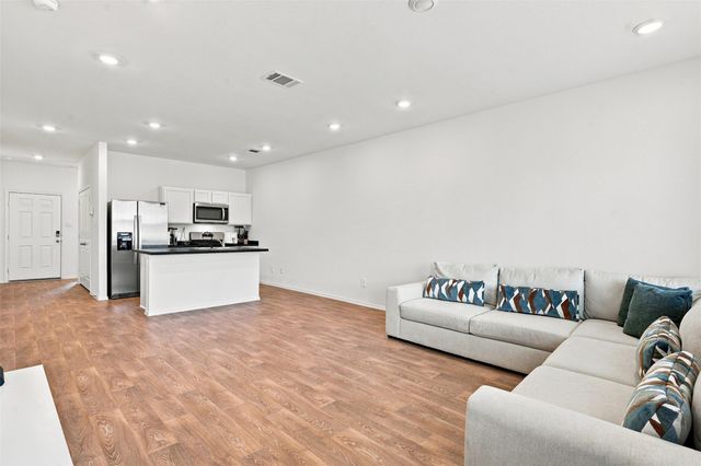 130-B Harrison XING, Uhland, TX 78640
