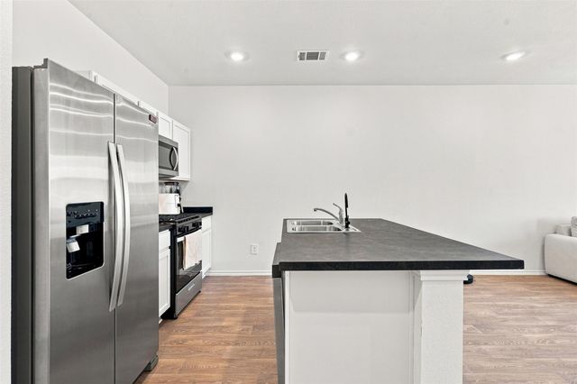 130-B Harrison XING, Uhland, TX 78640