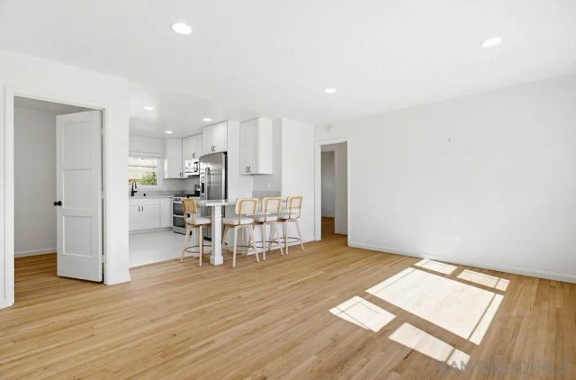 1852 Chalcedony St, San Diego, CA 92109