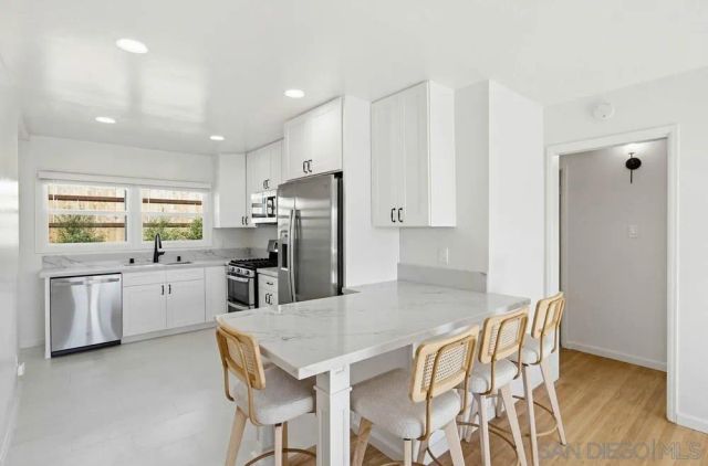 1852 Chalcedony St, San Diego, CA 92109