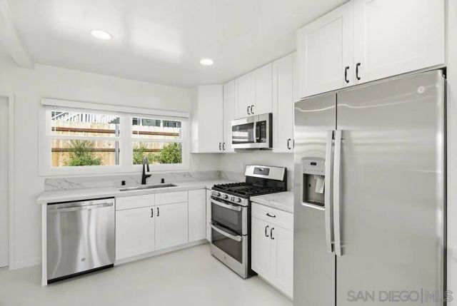 1852 Chalcedony St, San Diego, CA 92109