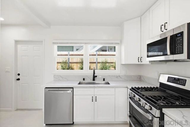 1852 Chalcedony St, San Diego, CA 92109