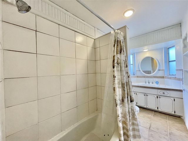 5825 30TH AVENUE N, St Petersburg, FL 33710