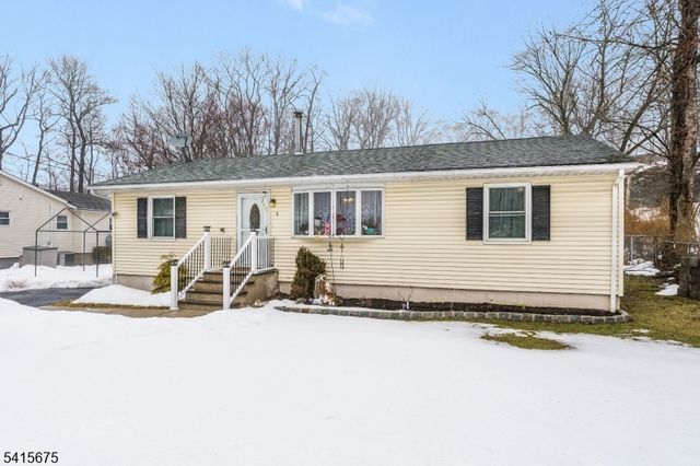 9 Temple Trl, Hopatcong Boro, NJ 07843