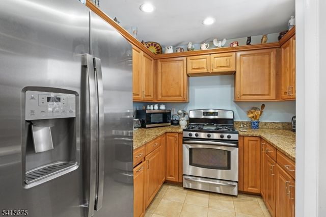 9 Temple Trl, Hopatcong Boro, NJ 07843