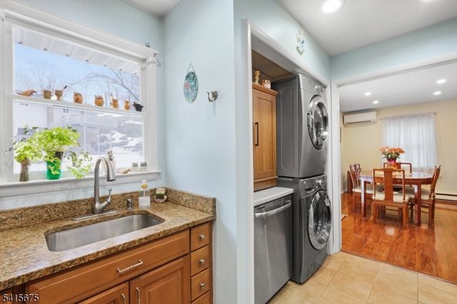 9 Temple Trl, Hopatcong Boro, NJ 07843