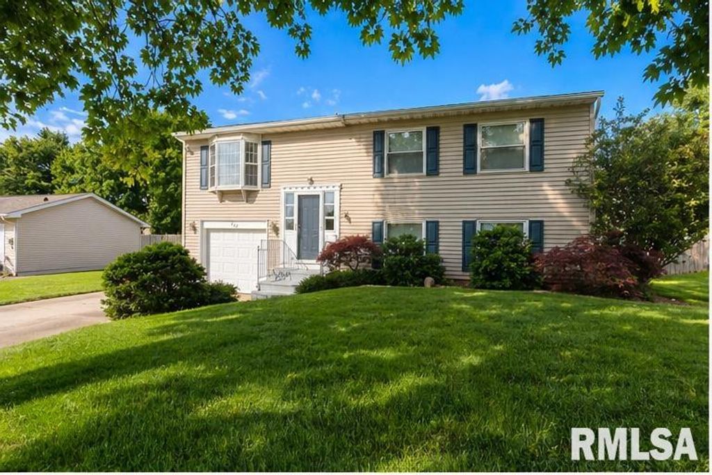 252 BRIARGATE Road, Washington, IL 61571