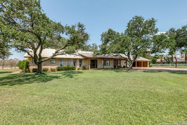 707 Berry Ranch, Pearsall, TX 78061