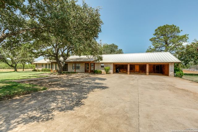 707 Berry Ranch, Pearsall, TX 78061