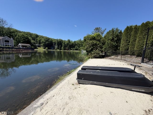 207 High Crest Dr, West Milford Twp., NJ 07480