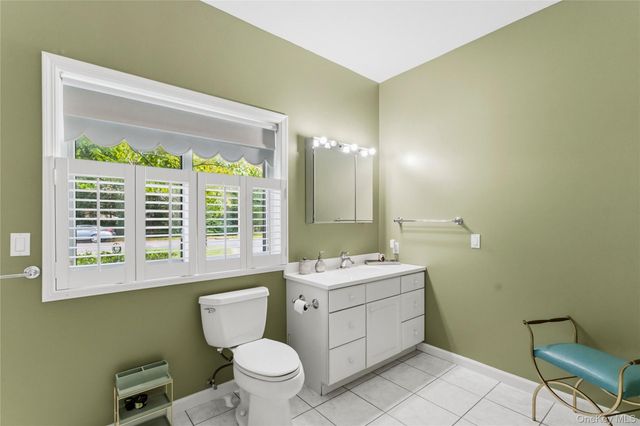 1 W Gate Drive, Huntington, NY 11743