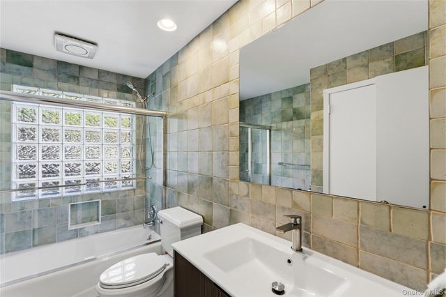 1 W Gate Drive, Huntington, NY 11743