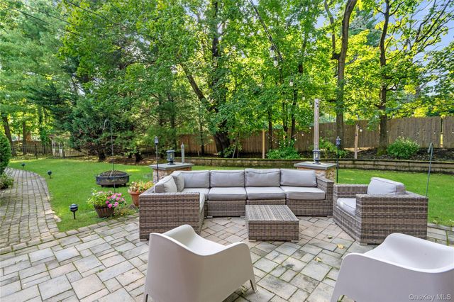 1 W Gate Drive, Huntington, NY 11743