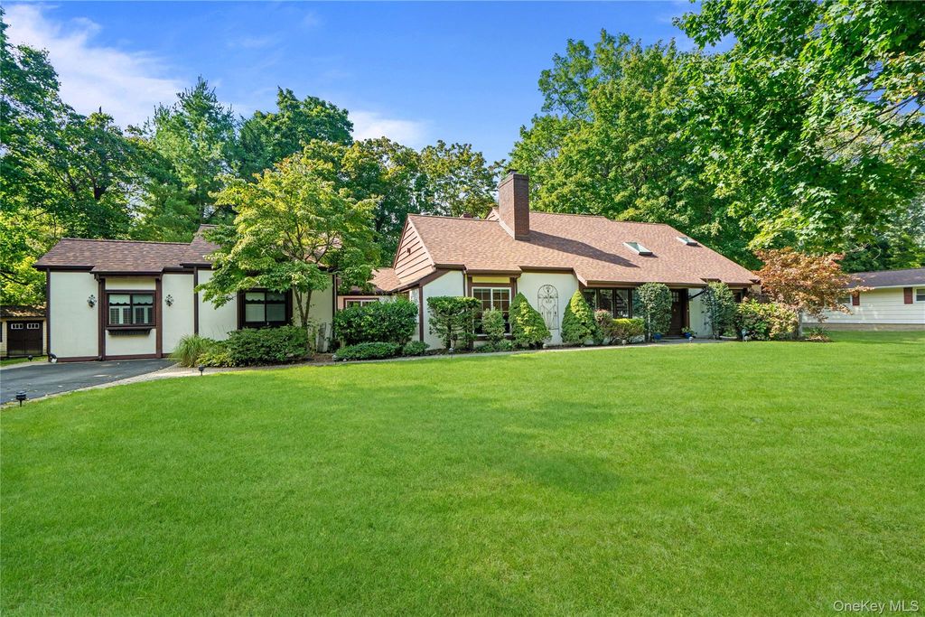 1 W Gate Drive, Huntington, NY 11743