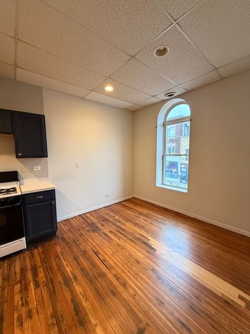 226 N Benton Street 3, Woodstock, IL 60098