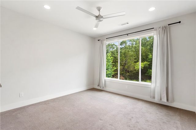 1054 E Huntsville Road, Fayetteville, AR 72701