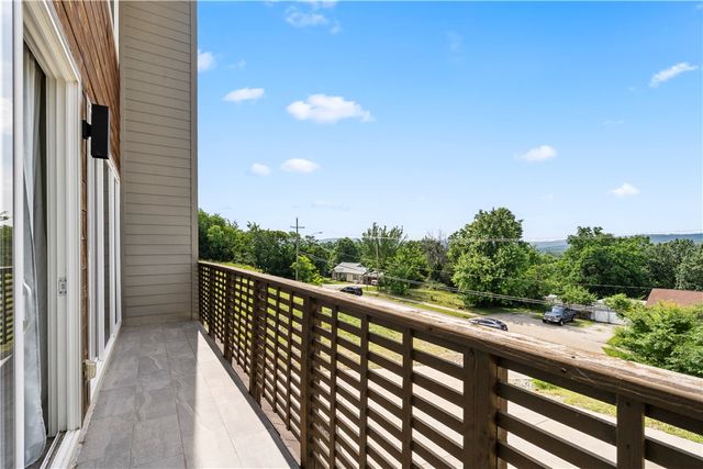 1054 E Huntsville Road, Fayetteville, AR 72701