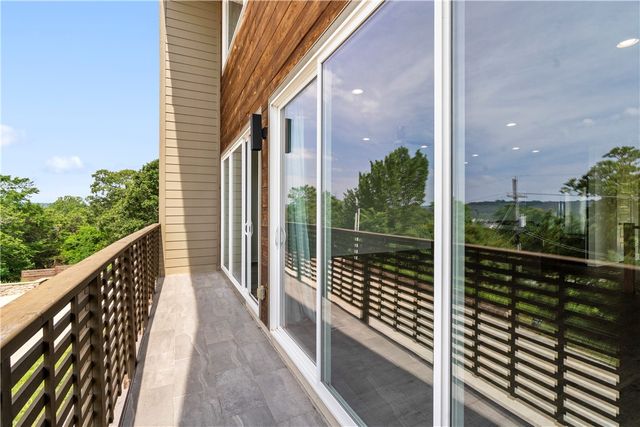 1054 E Huntsville Road, Fayetteville, AR 72701