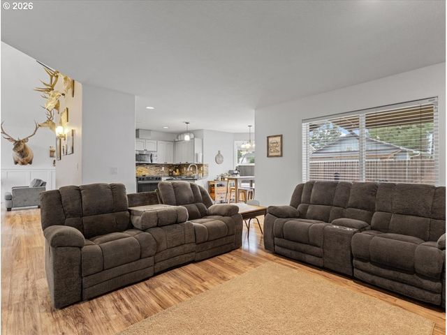 18910 HIGHLAND Dr, Oregon City, OR 97045